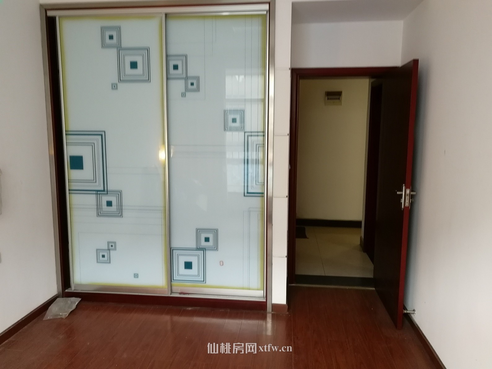 通海口好地段精装修厅式房（带车库）