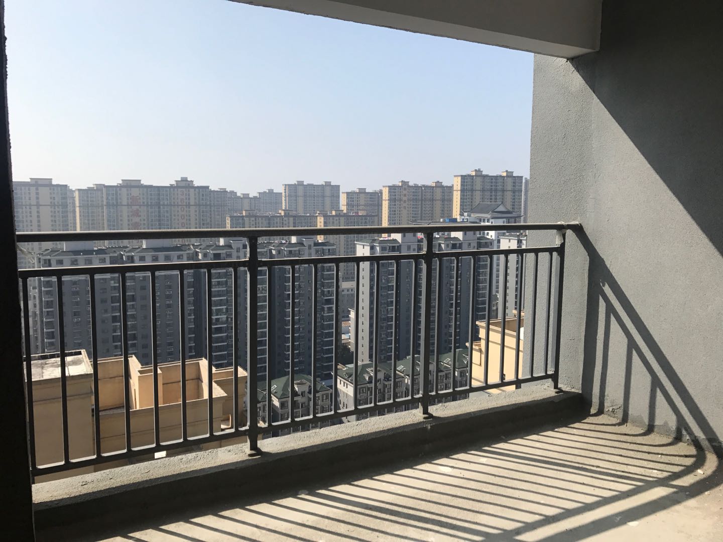 天诚缘毛坯三房，不动产证在手，可按揭！