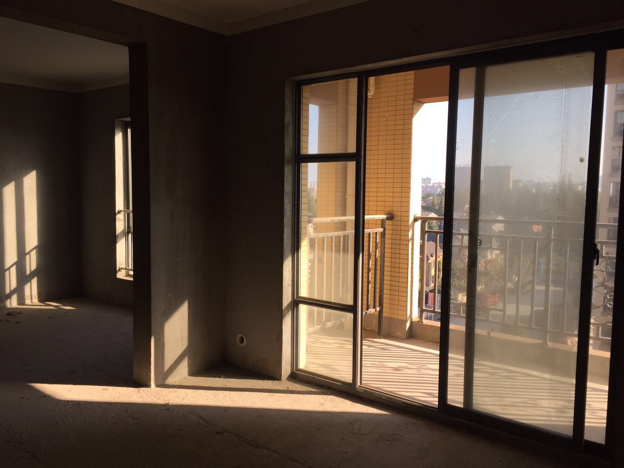 香格里拉一手毛坯新房，楼层任选，户型多样，首付三成！