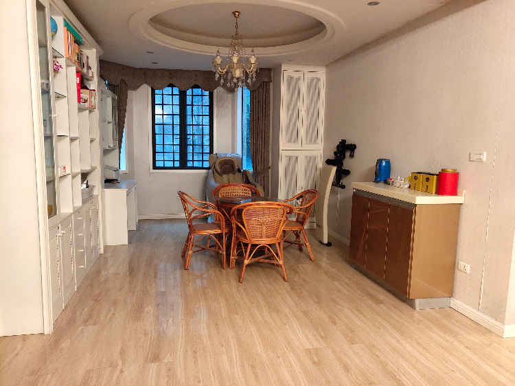 绿地华庭步梯房，资金周转低价出售。带车库和储物间，送花园。