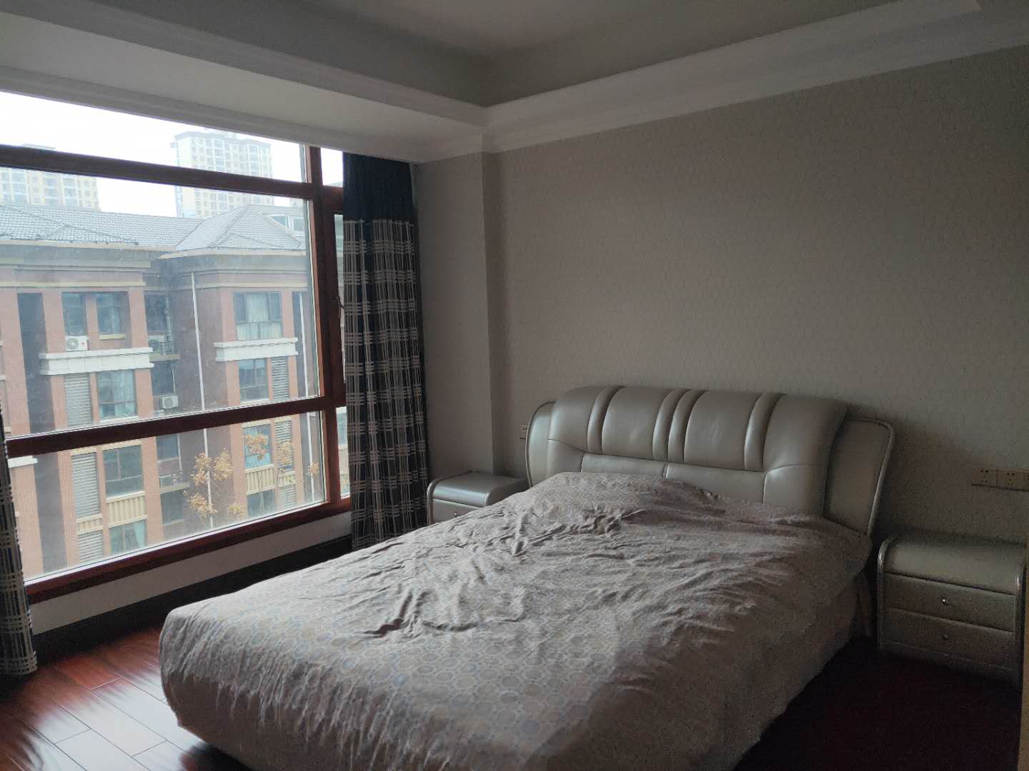 新城一号复式小洋楼，豪装现房，可直接办一手证！