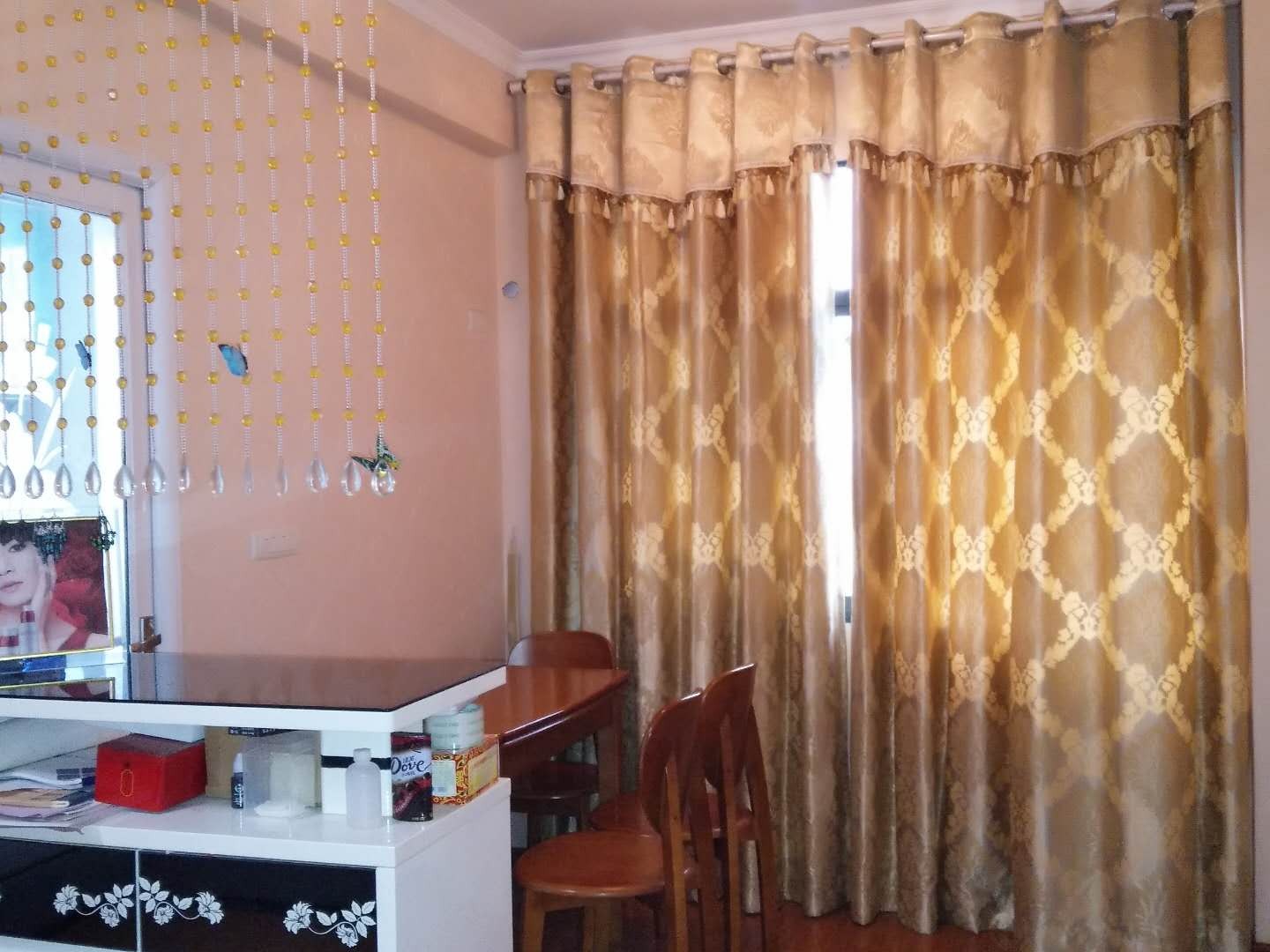 交通方便， 毗邻，适合居住的房子