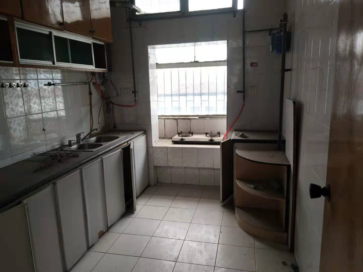 城南车站附近简装大三房带地下室证件在手诚意出售欢迎来电