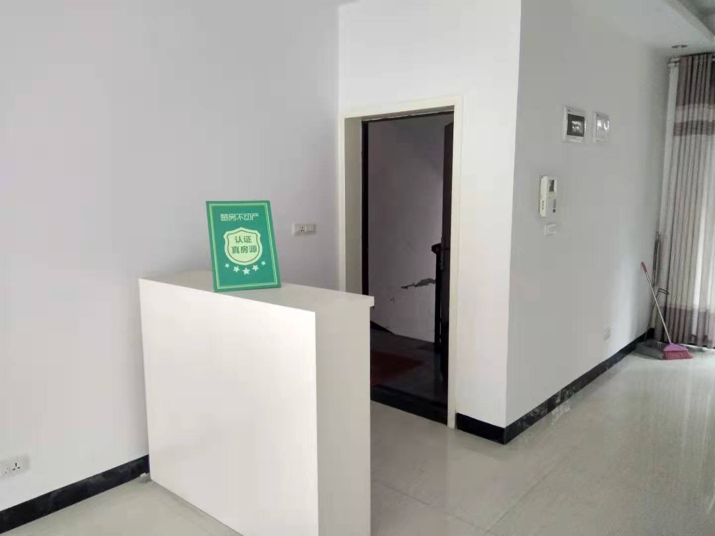 市区绿地华庭3室2厅2卫，精装修，证件齐全房东急售