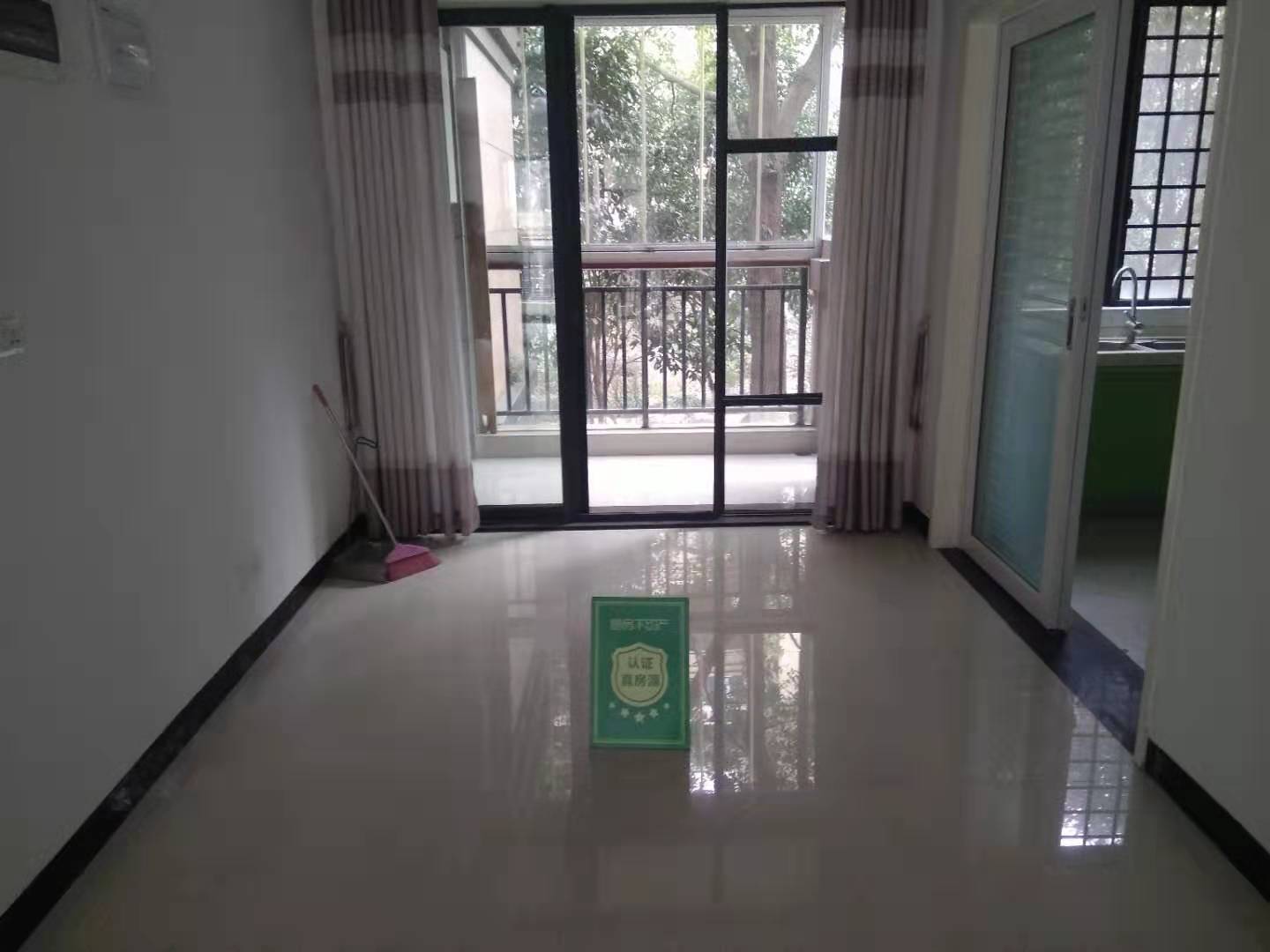 市区绿地华庭 3室2厅2卫 ，精装修，证件齐全 房东急售