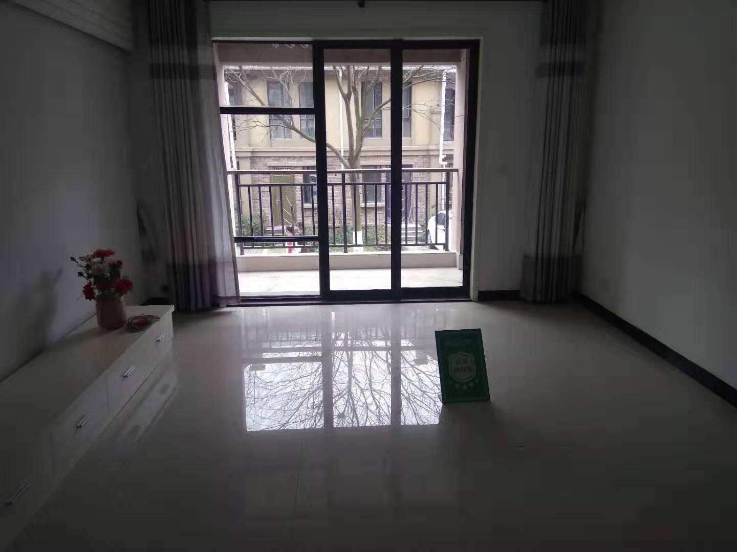 市区绿地华庭3室2厅2卫，精装修，证件齐全房东急售