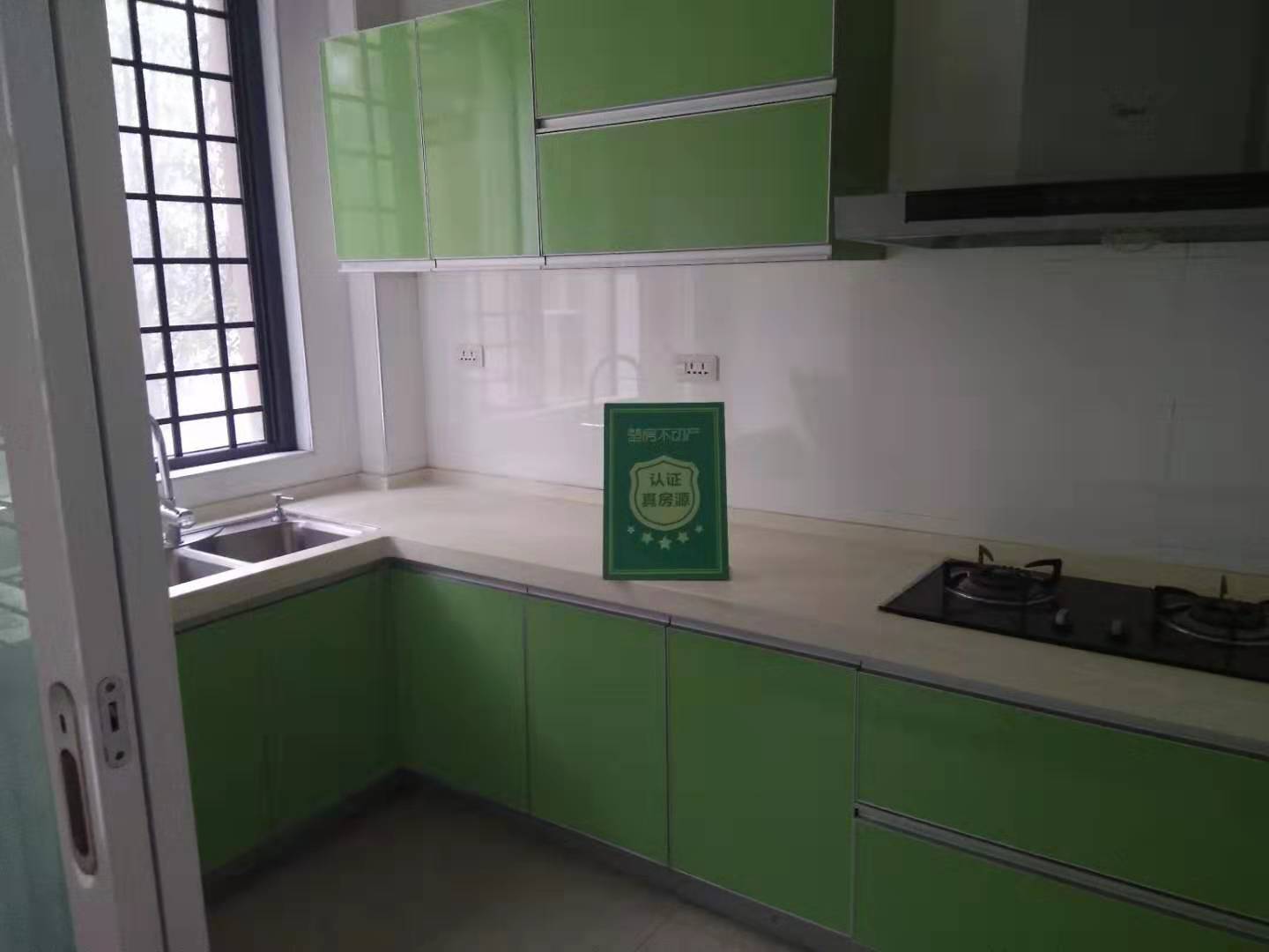 市区绿地华庭3室2厅2卫，精装修，证件齐全房东急售