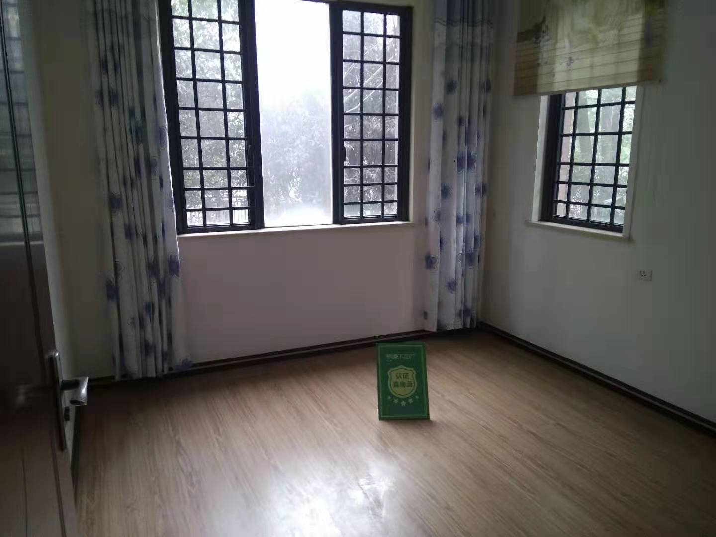 市区绿地华庭3室2厅2卫，精装修，证件齐全房东急售