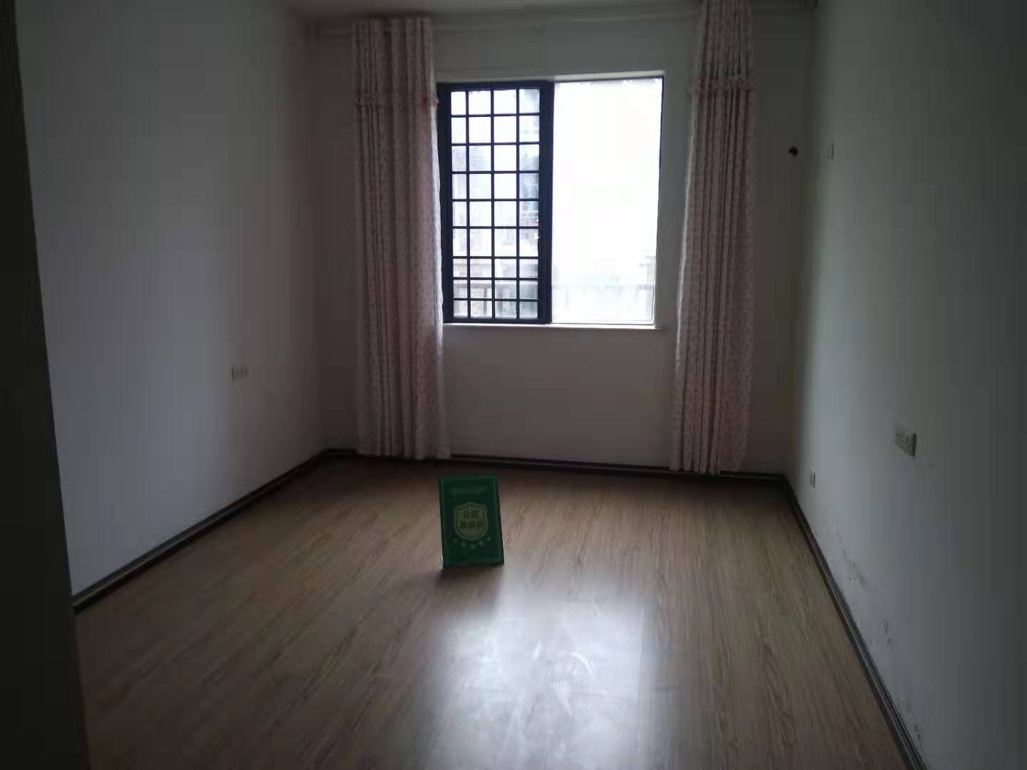 市区绿地华庭3室2厅2卫，精装修，证件齐全房东急售