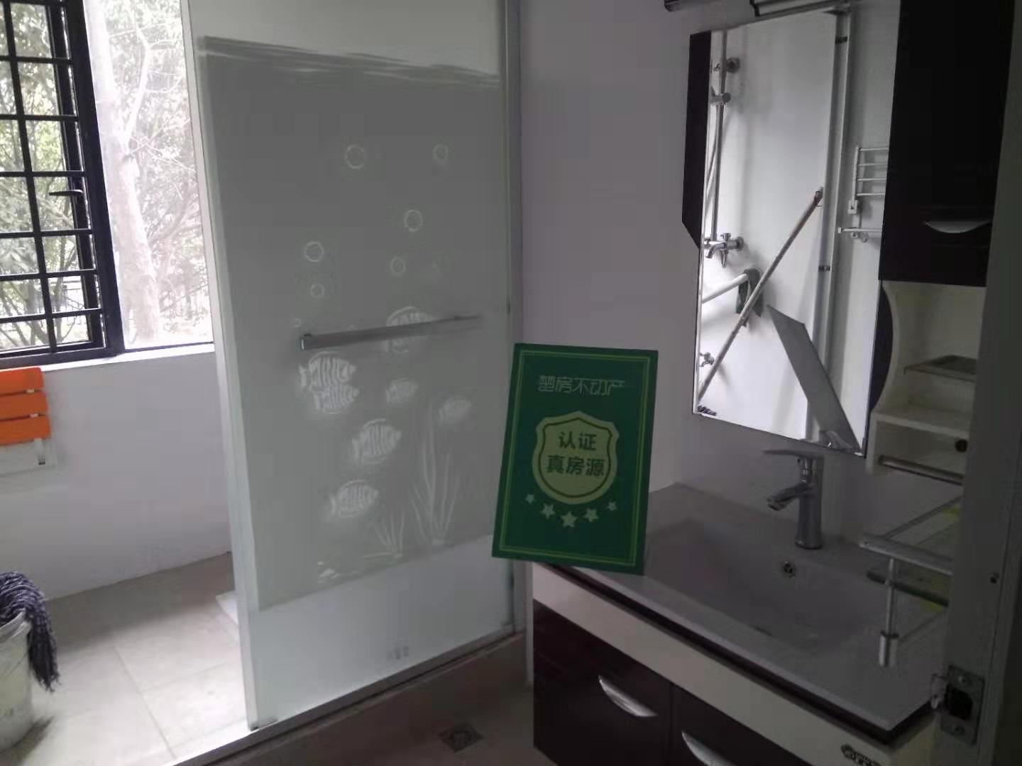 市区绿地华庭3室2厅2卫，精装修，证件齐全房东急售