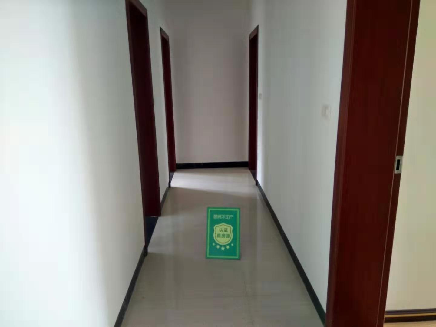 市区绿地华庭3室2厅2卫，精装修，证件齐全房东急售