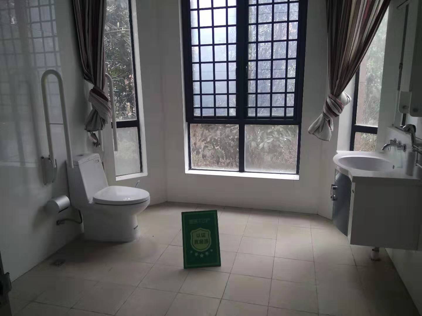 市区绿地华庭3室2厅2卫，精装修，证件齐全房东急售