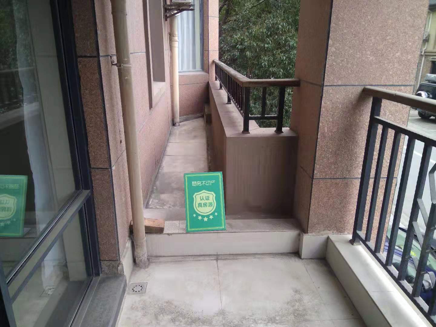 市区绿地华庭3室2厅2卫，精装修，证件齐全房东急售