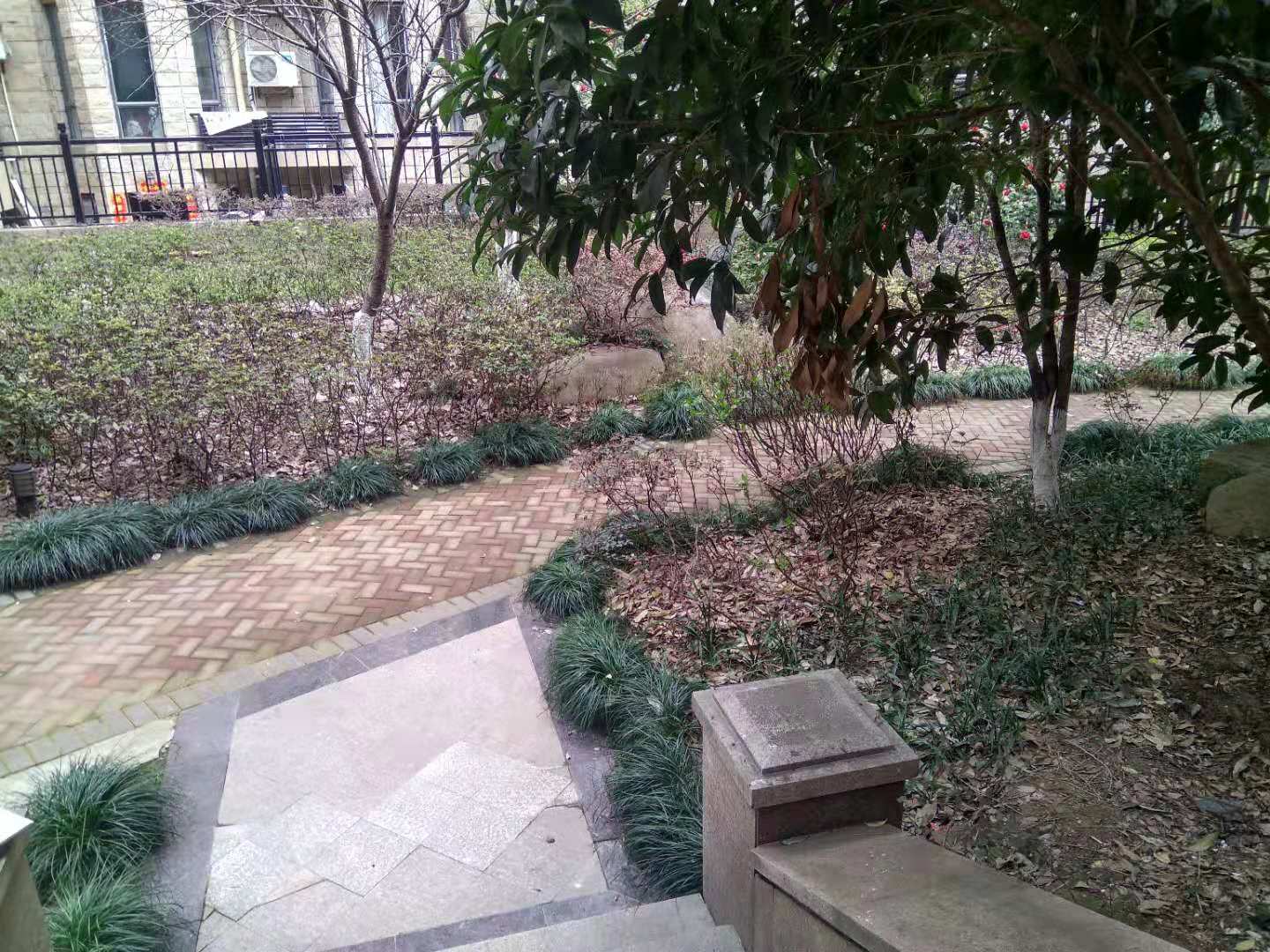 市区绿地华庭3室2厅2卫，精装修，证件齐全房东急售