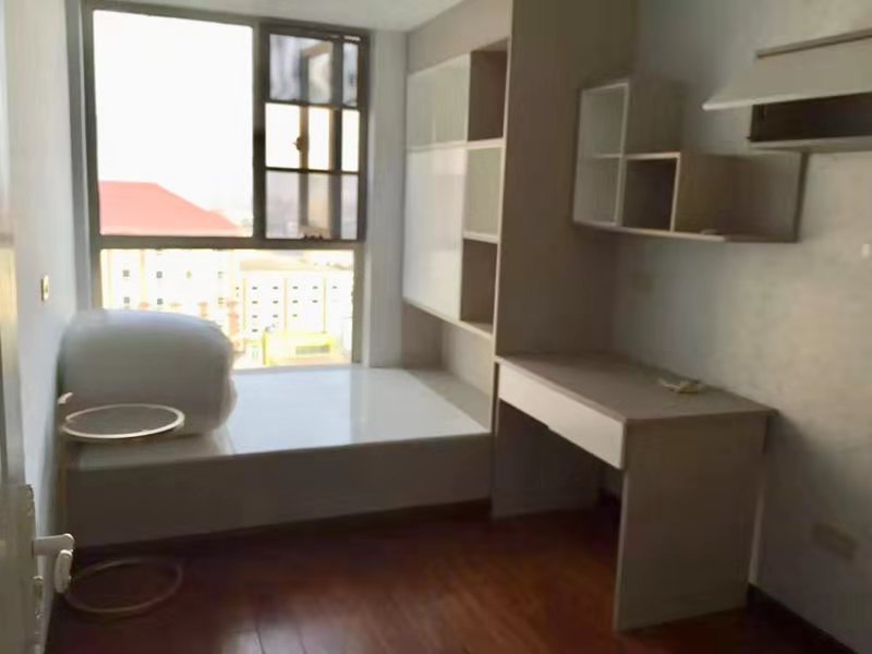 满庭春精装三房，产证满两年，可 过户！