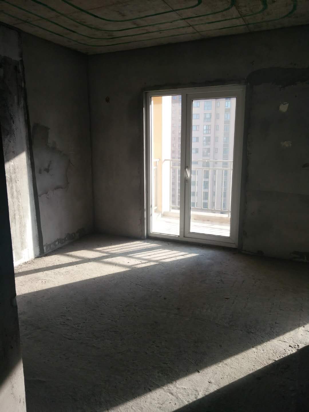 城西大盘满庭春毛坯三房　单价5千　好楼层　南北通透　证件满两年