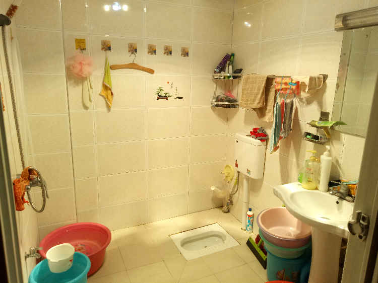 绿洲花苑旁，聚鑫苑 房九中旁.香港伟才幼儿园旁