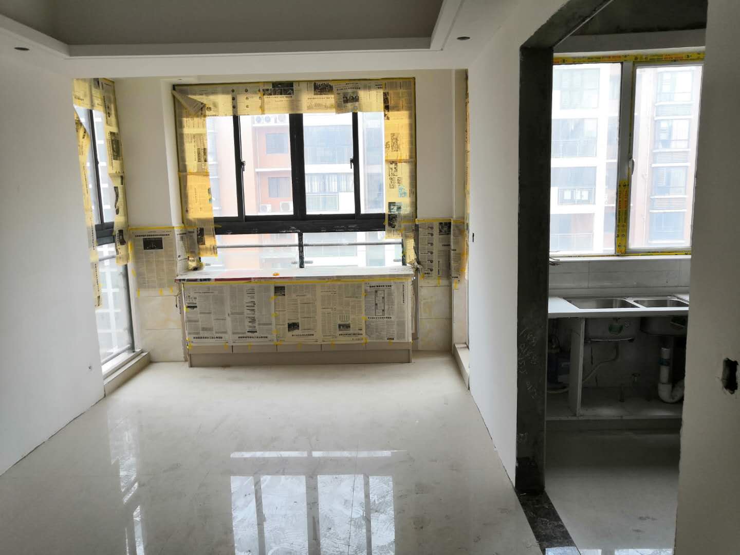 城南紫金城精装未住大三房　好楼层　证　件齐全　可按揭