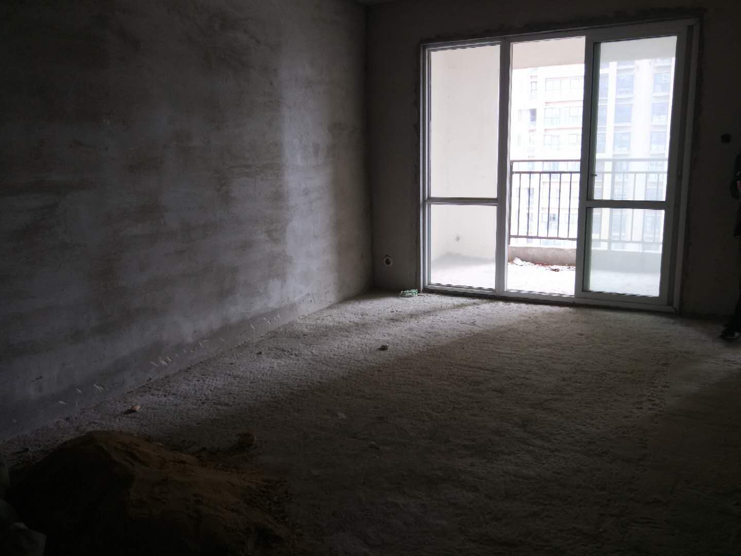 圣淘沙毛坯现房，好楼层，证件齐全可按揭