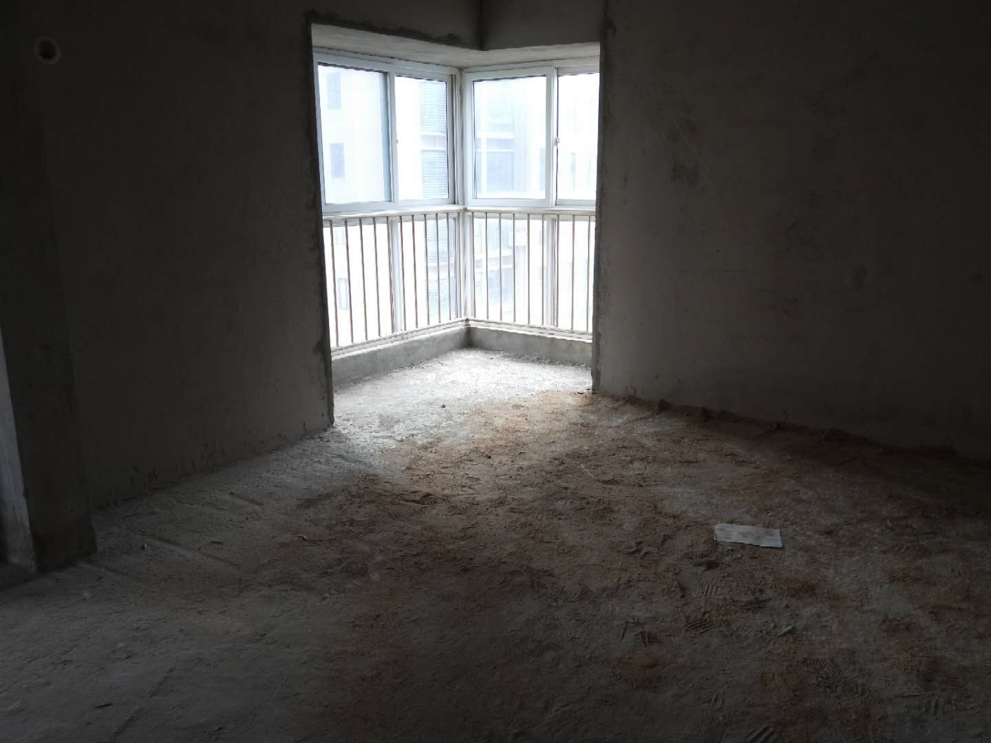 圣淘沙毛坯现房，好楼层，证　件齐全可按揭