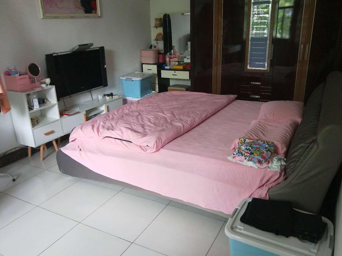 沔阳大道商城旁边，装修三房，楼层好，可过户！