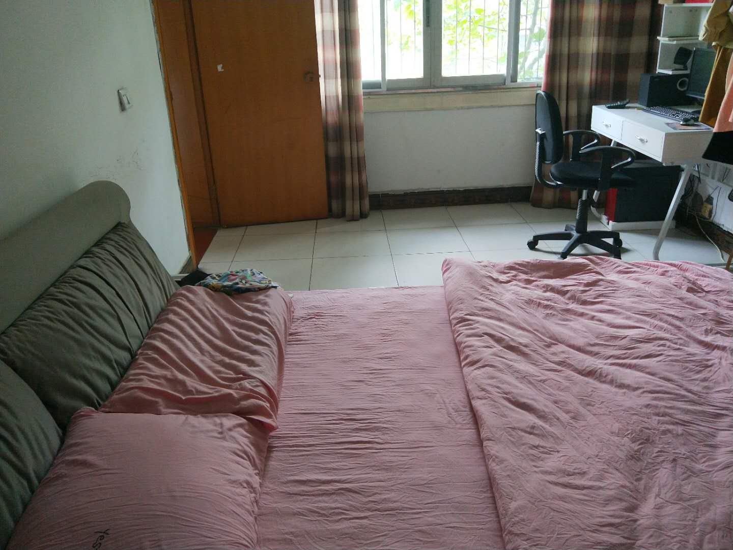 沔阳大道商城旁边，装修三房，楼层好，可过户！