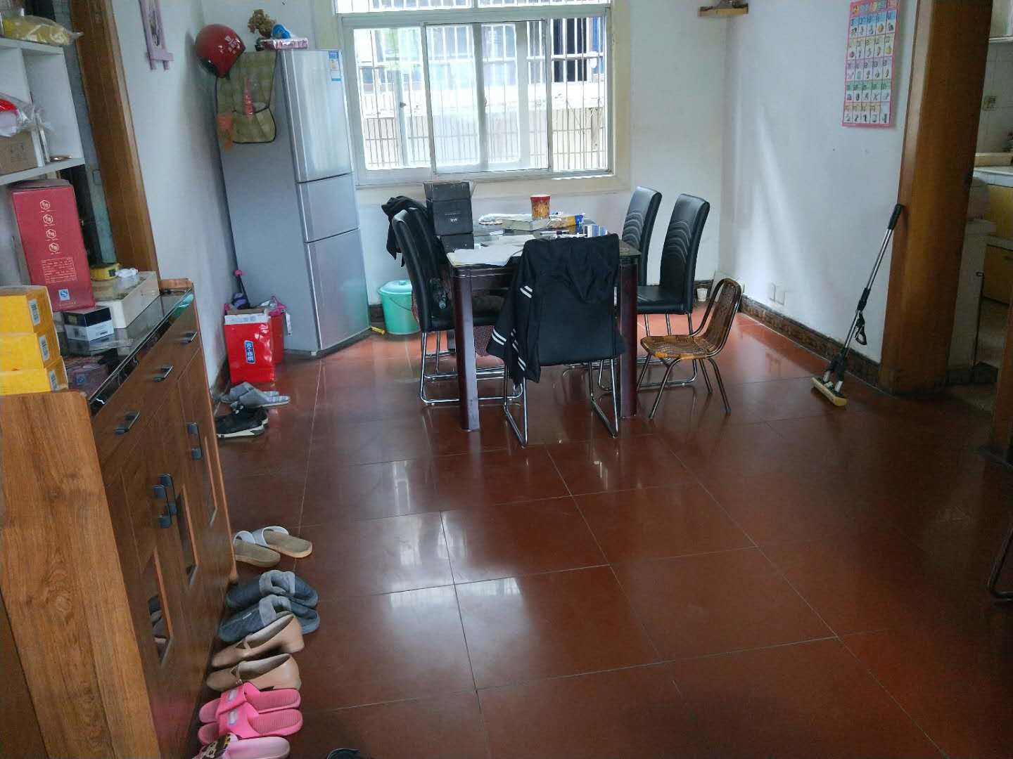 沔阳大道商城旁边，装修三房，楼层好，可过户！