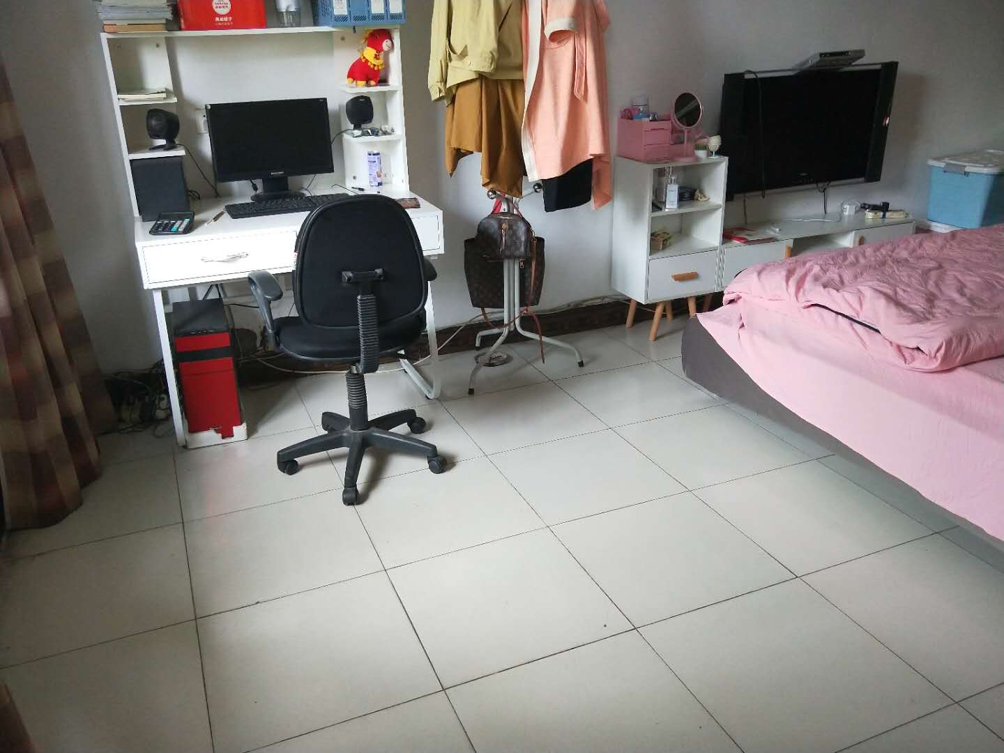 沔阳大道商城旁边，装修三房，楼层好，可过户！