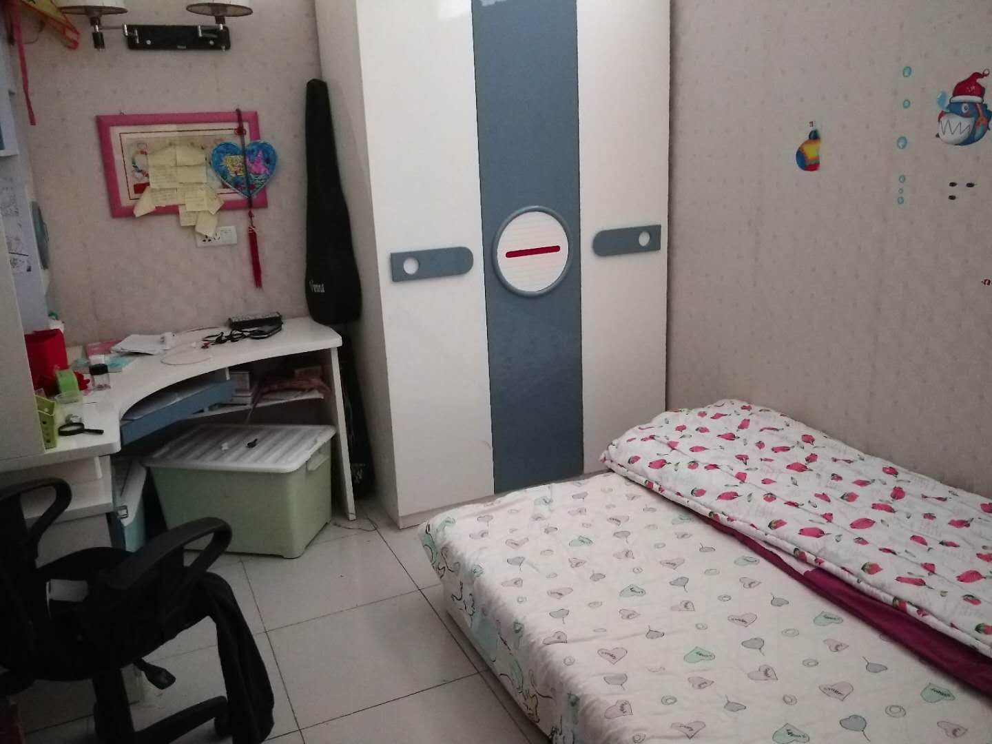 沔阳大道商城旁边，装修三房，楼层好，可过户！