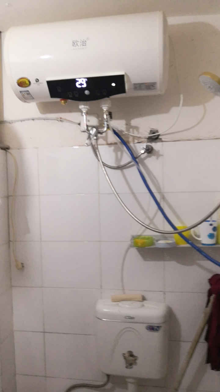 商城停车场旁 立一室一卫低价出租，可住宿，办公。交通便利。