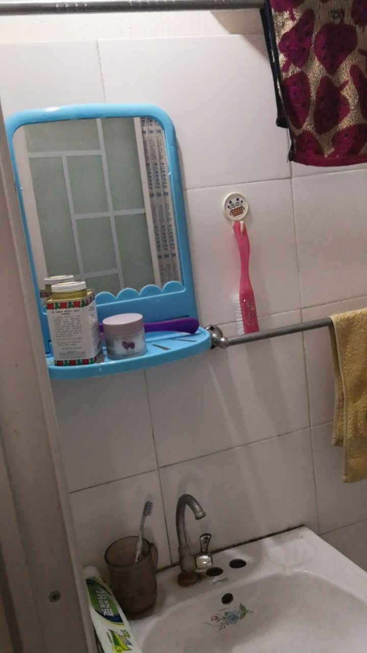 商城停车场旁 立一室一卫低价出租，可住宿，办公。交通便利。