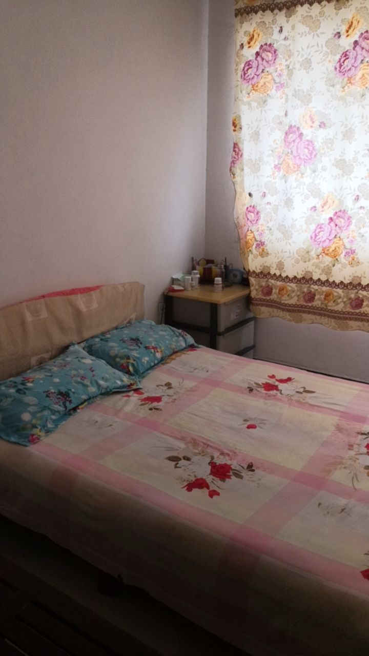 商城停车场旁 立一室一卫低价出租，可住宿，办公。交通便利。