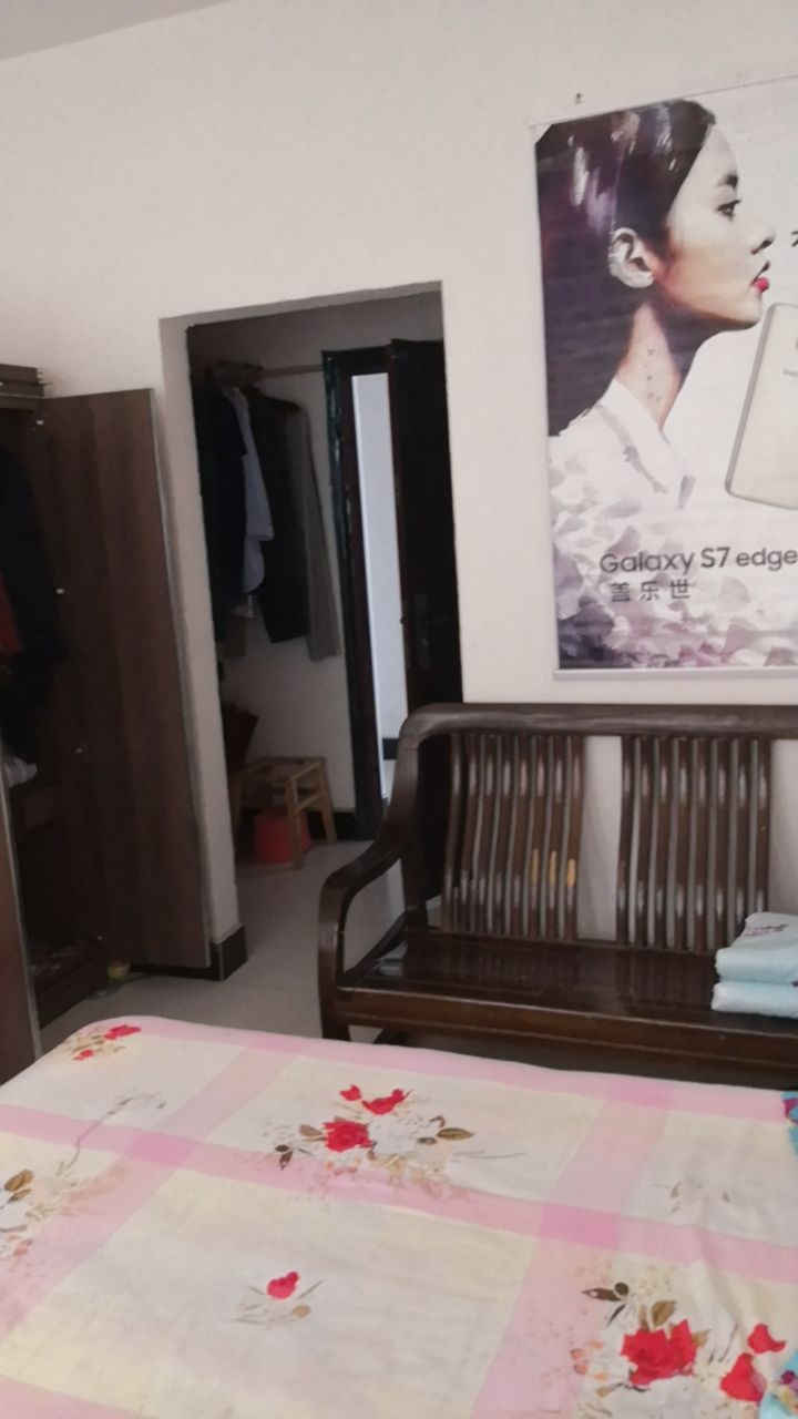 商城停车场旁 立一室一卫低价出租，可住宿，办公。交通便利。