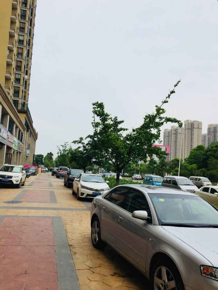 新城一号临街门面商铺出租，房东直租无转让费