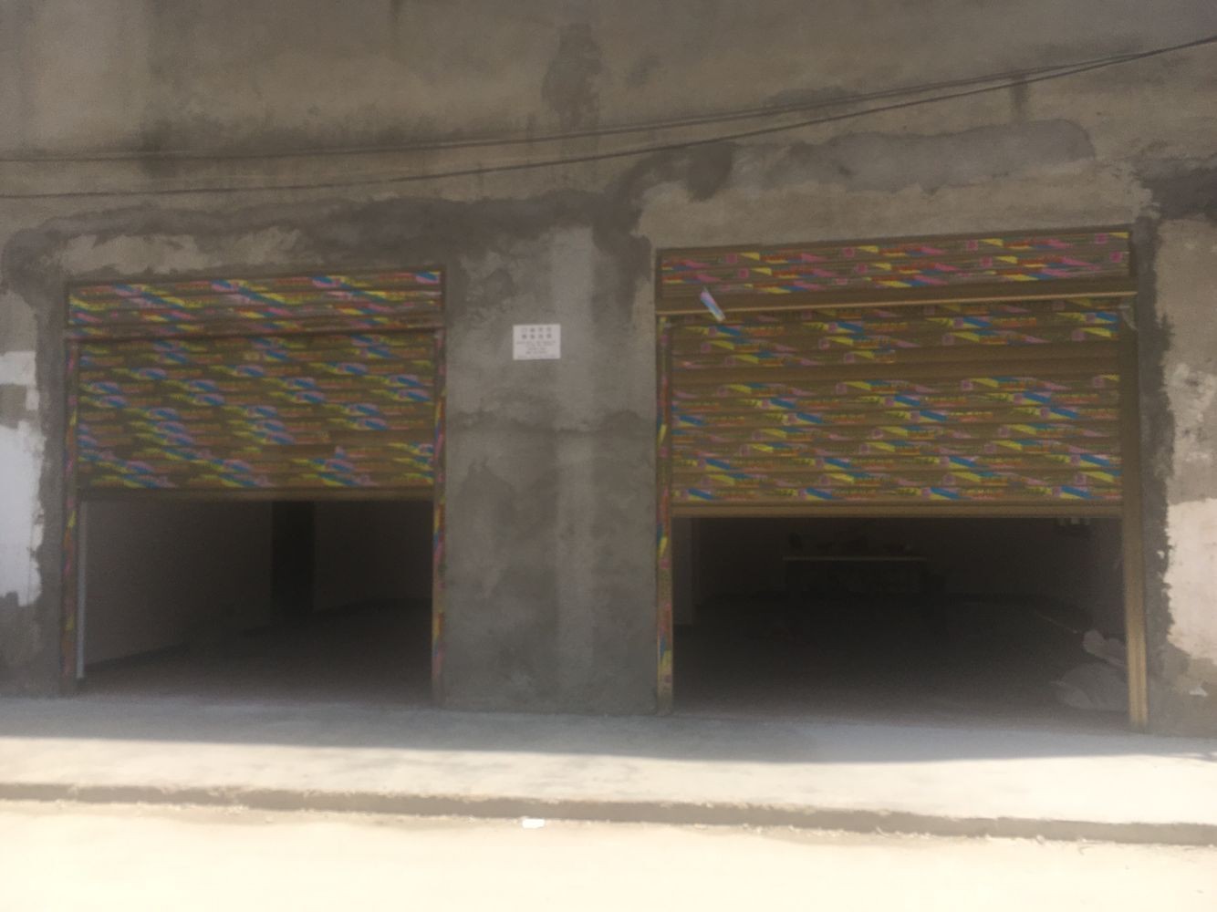 紧挨康湾一品小区西大门、幼儿园第1家92平米门面（经营超市、美容美发、足浴等便民项目）