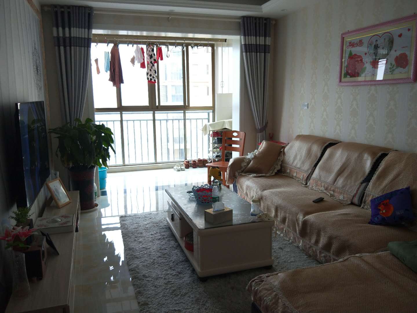 南国明珠新出装修两房　中间楼层　全天采光　证件齐全