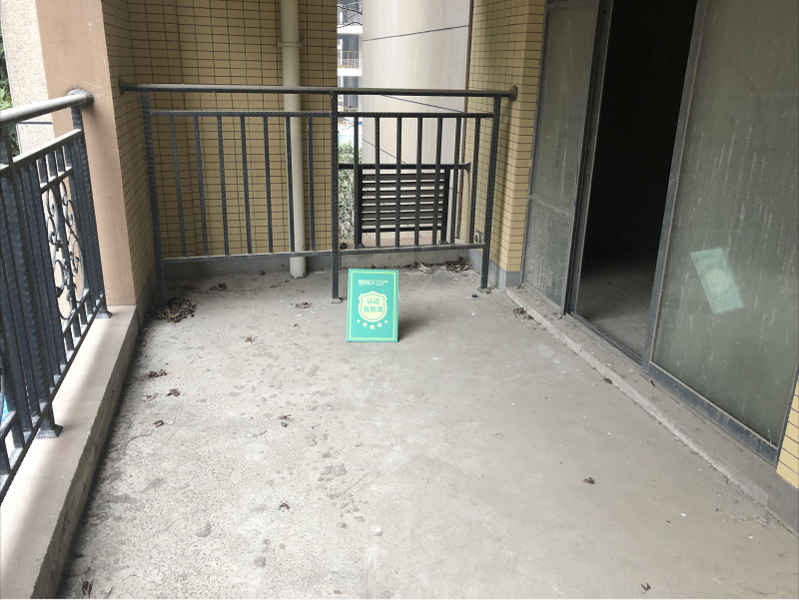 仙桃二小绿地华庭毛坯3室2厅南北通透诚心出售