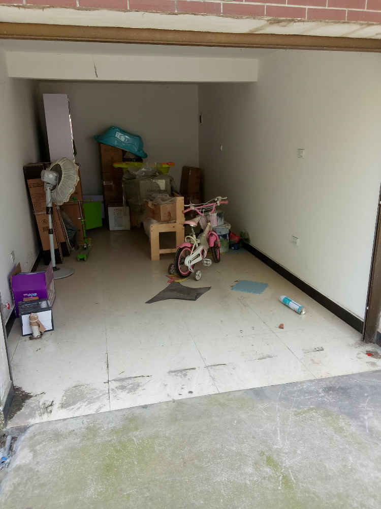 原价出售老城区凤凰城园罕有车库一间16平、住人停车皆可！