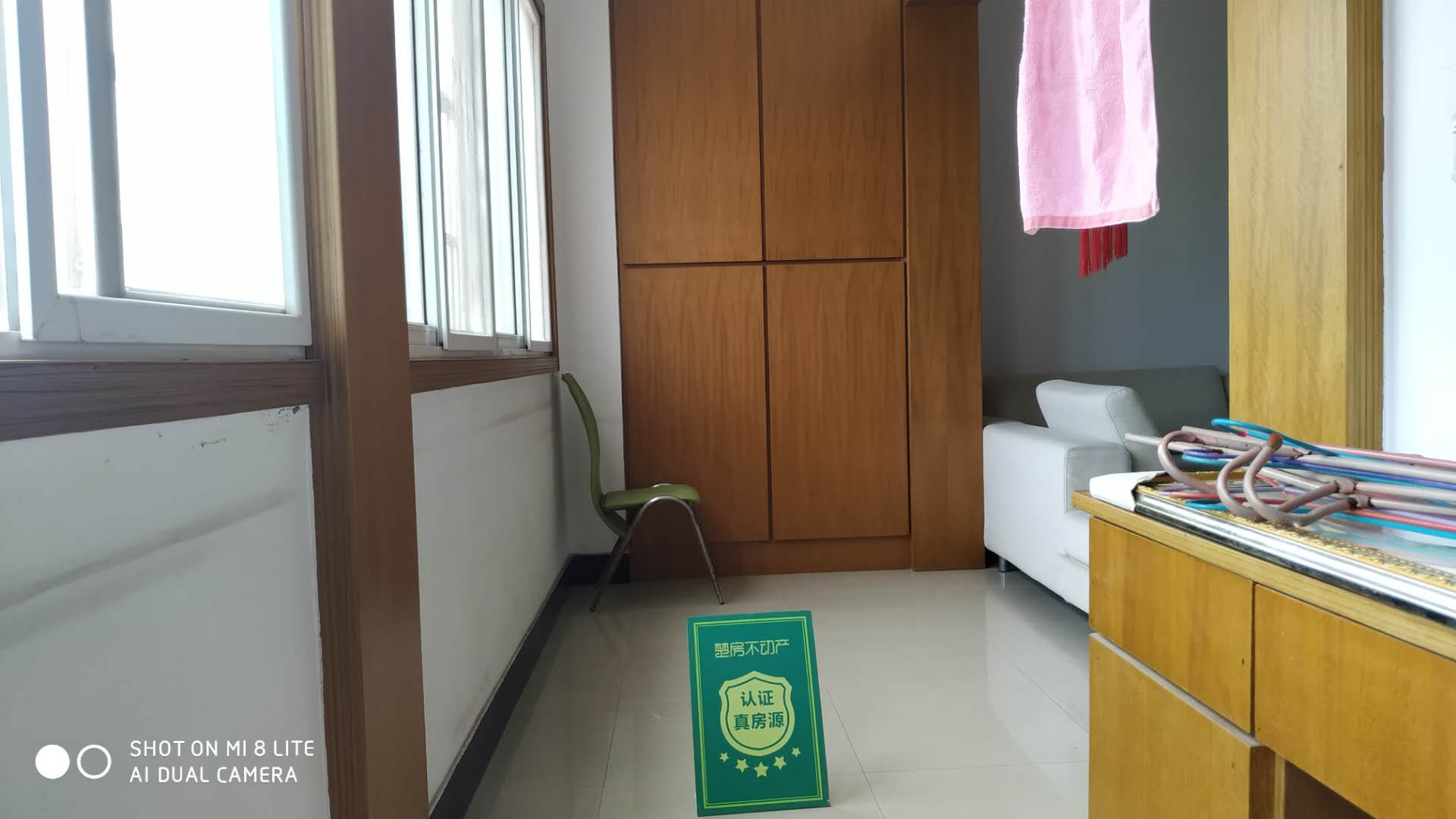 仙桃 附近宏大小区步梯好楼层精装三房诚心出售。