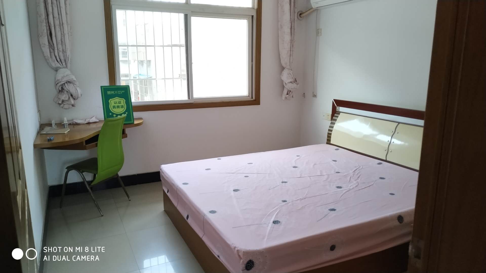 仙桃 附近宏大小区步梯好楼层精装三房诚心出售。