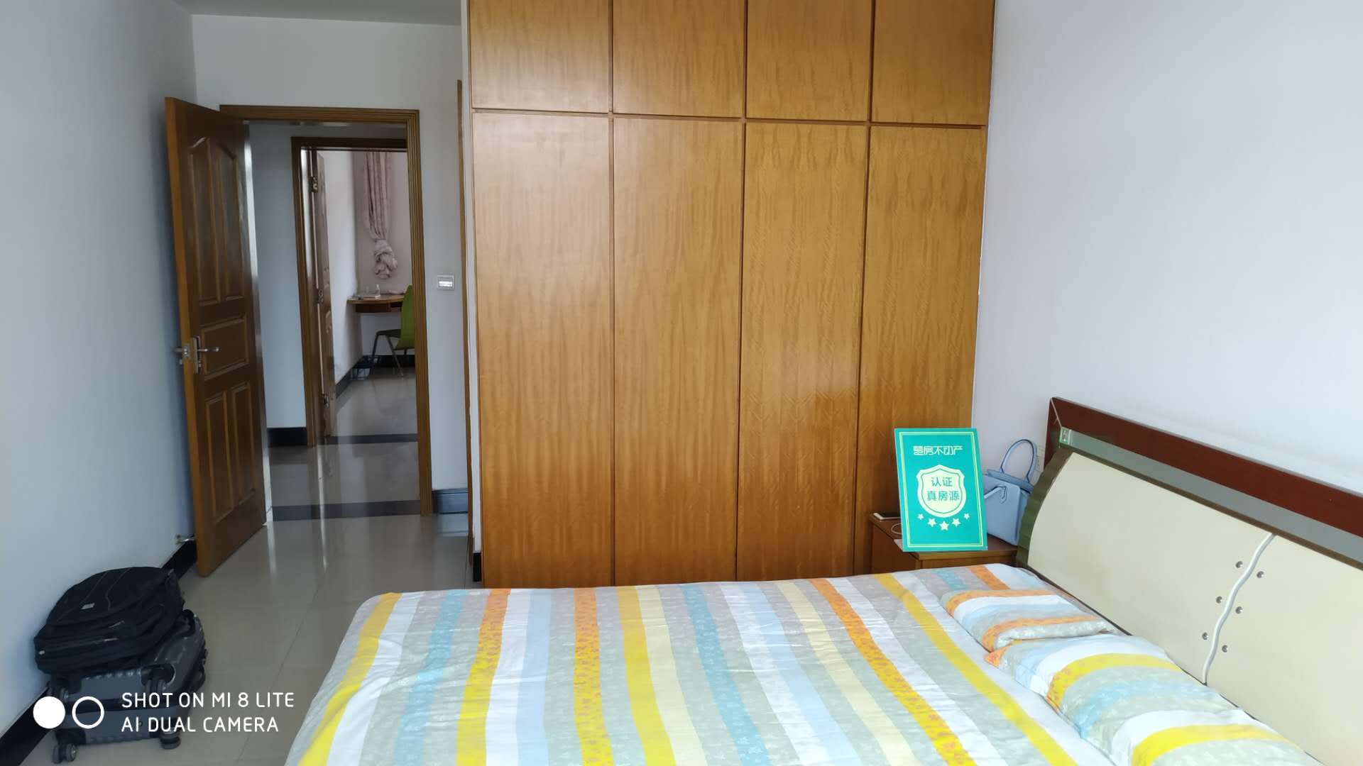 仙桃 附近宏大小区步梯好楼层精装三房诚心出售。