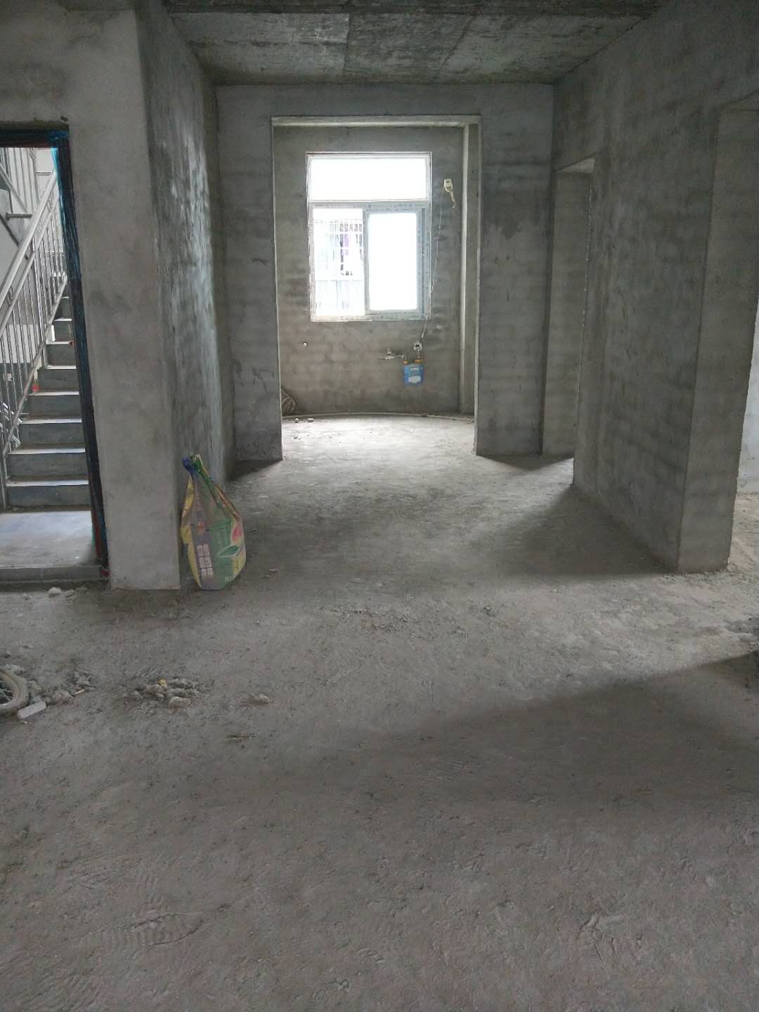 新生街小学旁边望江楼　毛坯现房　不动产证在手随时过户