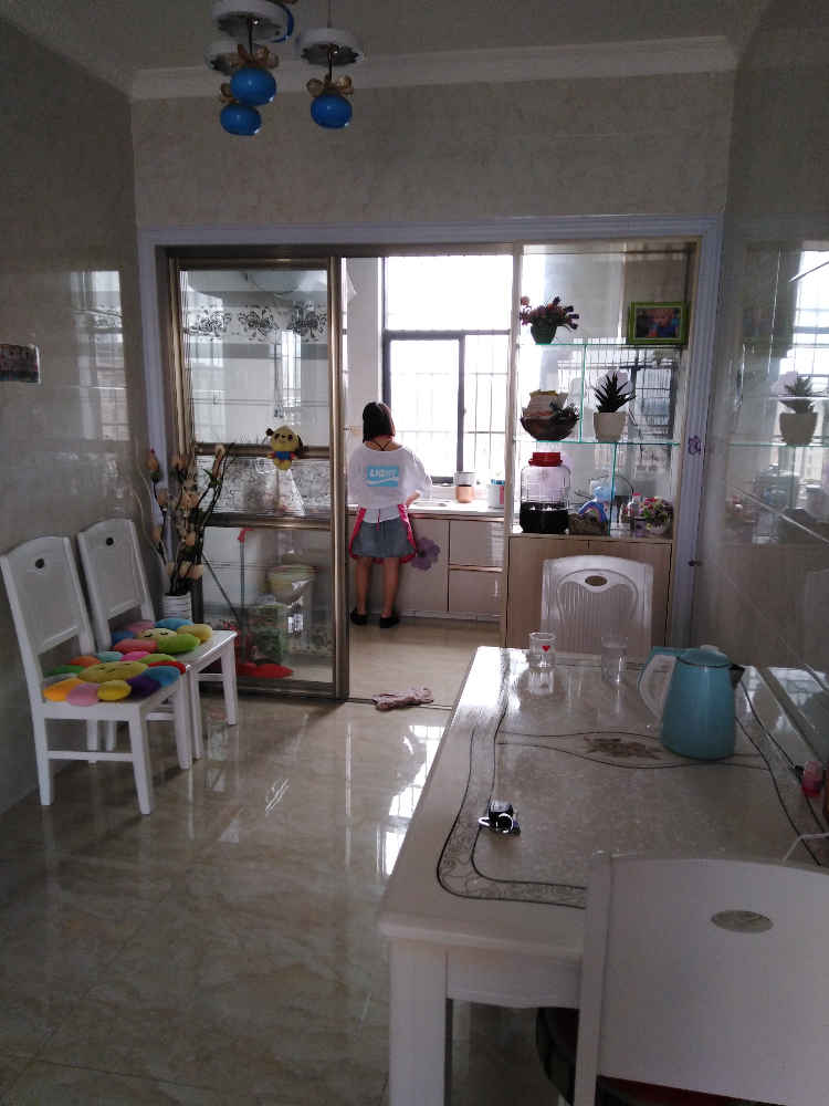 东鑫商业街，精装房子，拎包入住