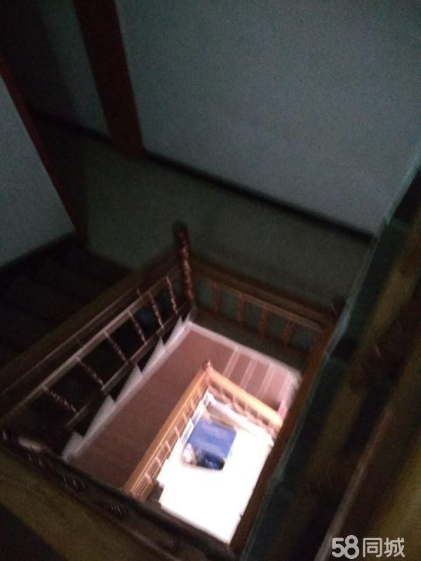 彭场文化路一间三层菜市场门票房出售