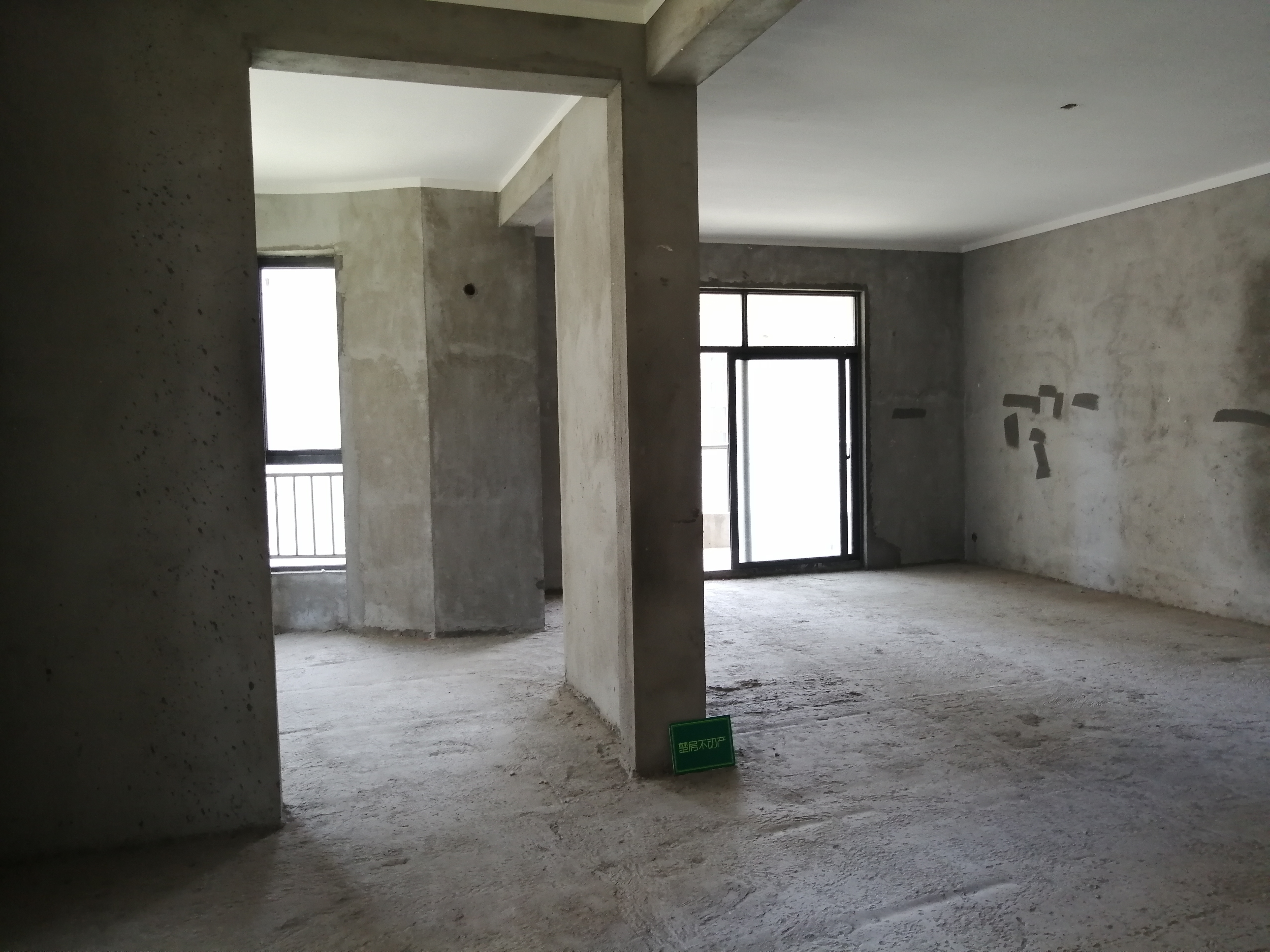 御台公馆毛坯大四房楼层好格局好另外带车位诚意出售大平层