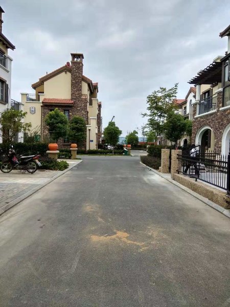 汉江公园仙桃二小御江湾三层别墅两个停车位带花园