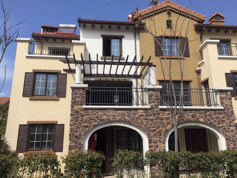 汉江公园仙桃二小 御江湾三层别墅 两个停车位  带花园