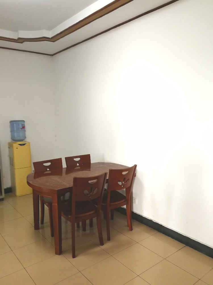 复州花园6楼三室两厅