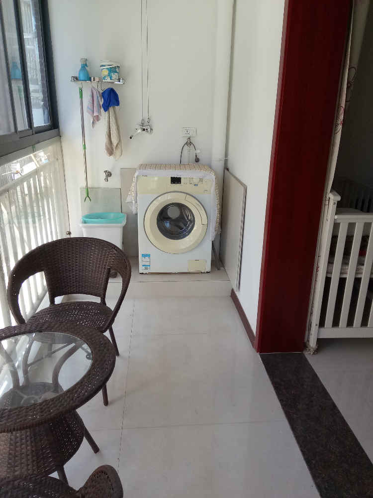 凤凰城园一房一厅可改两房新装修、红本在手、大阳台朝南户型方正