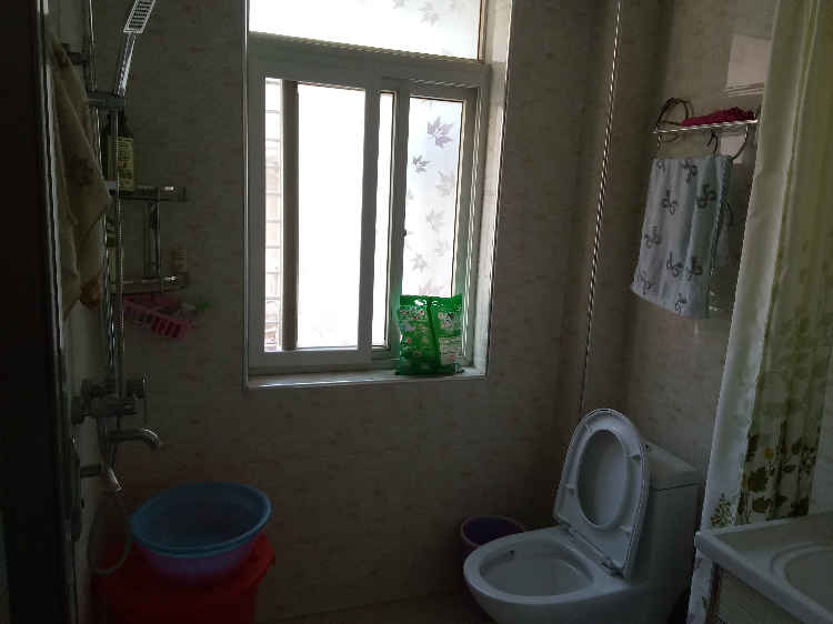 凤凰城园一房一厅可改两房新装修、红本在手、大阳台朝南户型方正